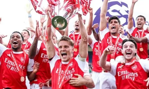 Cảm xúc vỡ òa trong ngày Arsenal nâng cúp Ngoại hạng Anh