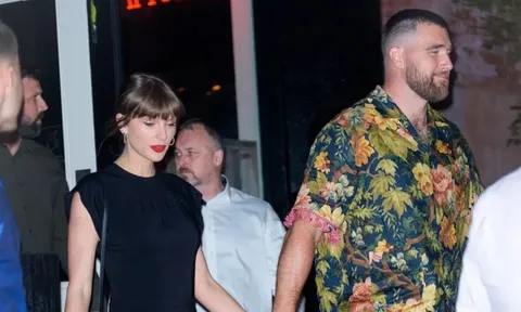 Taylor Swift diện váy đen đơn giản khi hẹn hò với vị hôn phu Travis Kelce