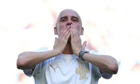 Pep bị Bernardo Silva 'xoay' cực gắt