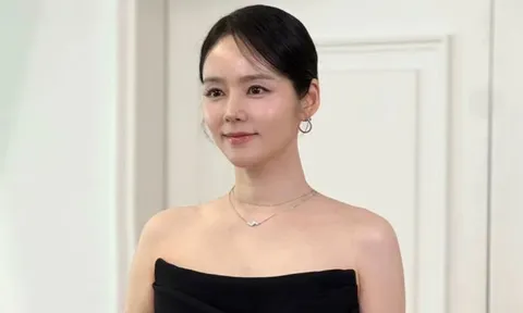 Nữ diễn viên Han Ga In diện váy hở bạo, khoe vẻ đẹp không tuổi