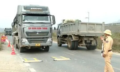 'Buông lỏng' kiểm soát xe quá tải trên cao tốc Bắc-Nam