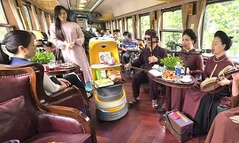 Đường sắt thử nghiệm robot công nghệ Al phục vụ đón khách trên tàu