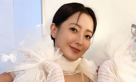 Kim Hee Sun gây sốt với phong cách xuyên thấu đầy táo bạo