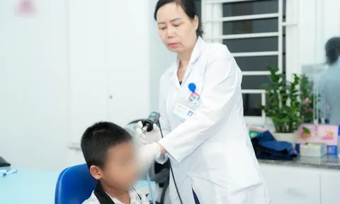 Đi bơi mùa hè nhiều trẻ nhập viện vì viêm tai, bác sĩ khuyên cha mẹ nên tránh điều này