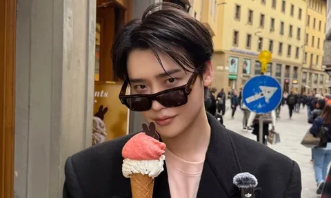 Lee Jong Suk khoe ảnh đời thật, visual được khen 'như hoàng tử'