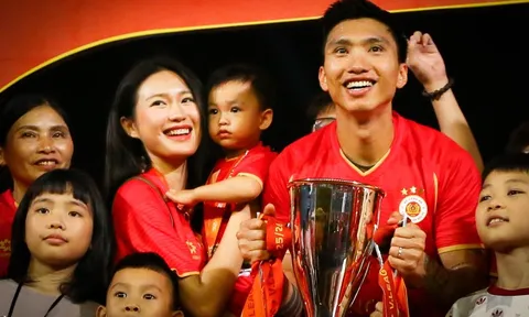 Hải My rạng rỡ bên Văn Hậu