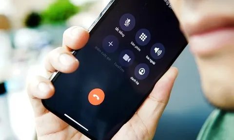 Nhận cuộc gọi từ số điện thoại lạ, người phụ nữ liền báo công an