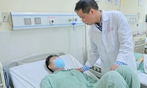 Đưa quả thận đứt rời ra ngoài sửa rồi ghép lại vị trí cũ
