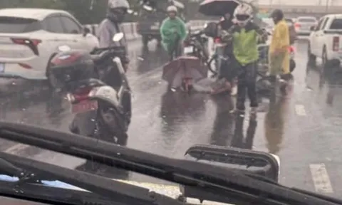 Thái Lan: Sống sót hy hữu sau khi sét đánh trúng mũ bảo hiểm