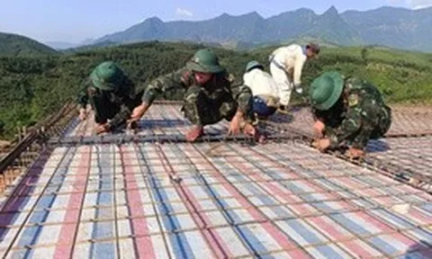 Bộ đội góp sức xây dựng trường nội trú liên cấp vùng biên giới Quảng Trị