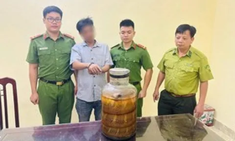 Bắt quả tang người đàn ông mang động vật quý hiếm ngâm rượu đi bán