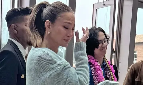 Jennifer Lopez bật khóc trong lễ tốt nghiệp của con trai