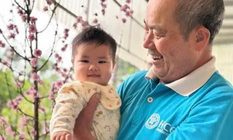 Trở về từ 'cửa tử' sau ca ghép phổi, người đàn ông vỡ òa ngày bế cháu nội