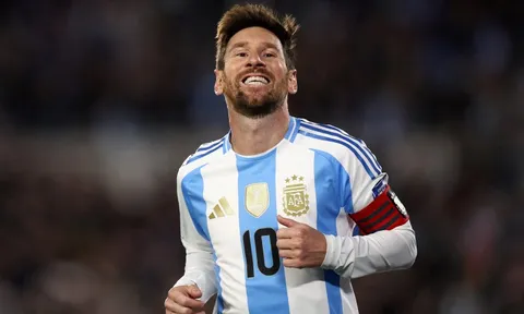 Messi làm điều gây xúc động giữa vòng vây hỗn loạn