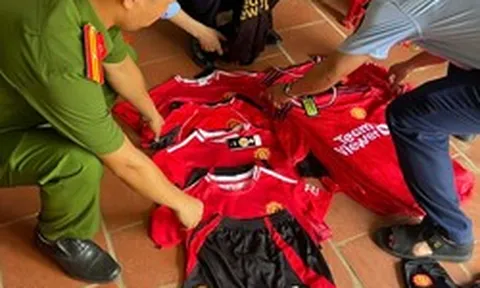 Bày bán 7 bộ quần áo Manchester United, tiểu thương Hoàng Thị Hường bị xử phạt