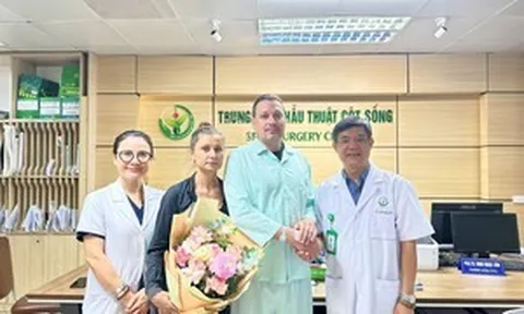Khách Tây chọn phẫu thuật cột sống tại Việt Nam, 1 ngày đã được xuất viện