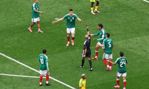 Người hâm mộ nói gì về trận khai mạc World Cup 2026 với 3 thẻ đỏ?