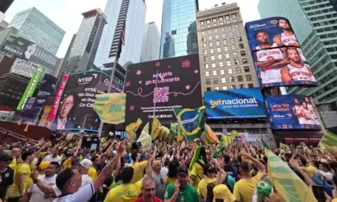 CĐV Brazil gây phản cảm khi nhắc tới Messi, Ronaldo