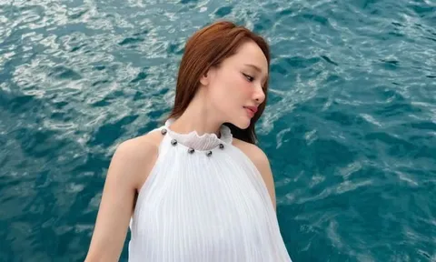 Nhã Phương diện váy cổ yếm, khoe xương quai xanh thanh mảnh