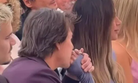 Tom Cruise hôn tay vợ Beckham gây tranh cãi