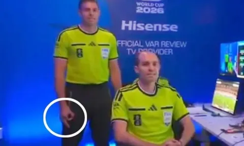 FIFA điều tra trọng tài VAR