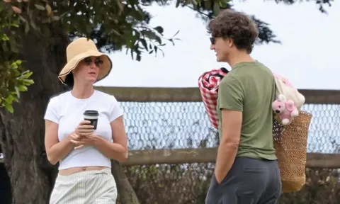 Katy Perry và Justin Trudeau gây chú ý với khoảnh khắc thân mật trong buổi dã ngoại