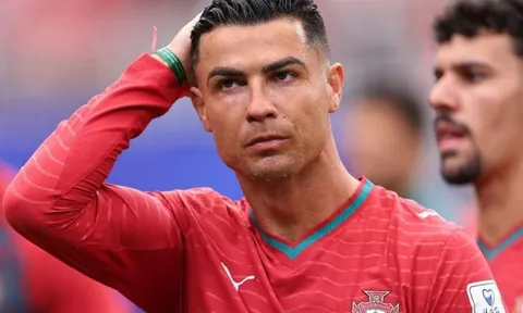 Phản ứng của Ronaldo khi CĐV hô tên Messi