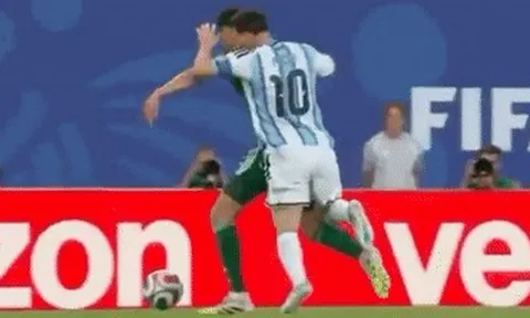 Tranh cãi Messi thoát thẻ đỏ
