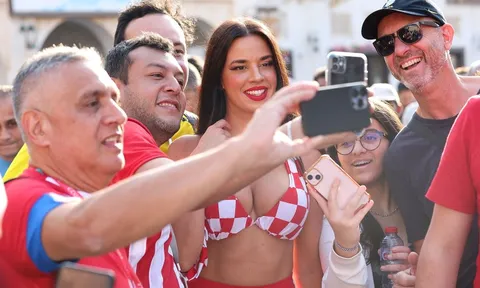 'Nữ CĐV nóng bỏng nhất World Cup' mặc táo bạo ở trận Anh - Croatia