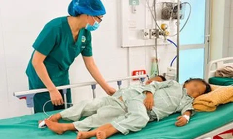 Ăn món quen thuộc, 3 anh em nhỏ cùng nhập viện cấp cứu