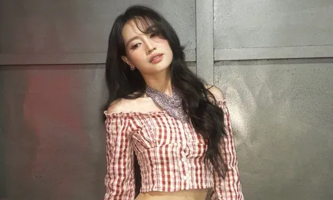 Ninh Dương Lan Ngọc diện croptop trễ vai khoe vòng eo bé xíu nổi rõ múi cơ