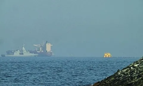 Eo biển Hormuz mở cửa: 93 triệu thùng dầu được giải phóng, hạm đội tàu của Iran tăng cường xuất khẩu