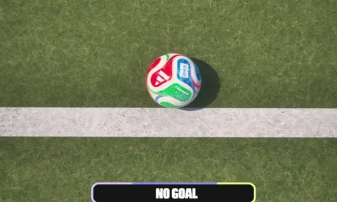 Nhật Bản lại gây chú ý với tình huống 'bóng còn trên vạch' ở World Cup