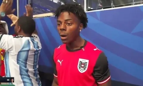 Fan cứng Ronaldo thẫn thờ khi Messi làm nên lịch sử