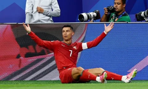 Ibrahimovic: 'Ronaldo trở lại từ đâu?'