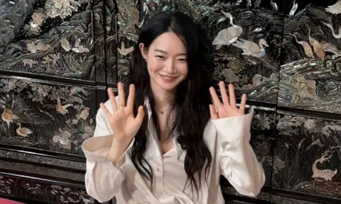Nữ diễn viên Shin Min Ah khoe ảnh chụp với biểu cảm tinh nghịch