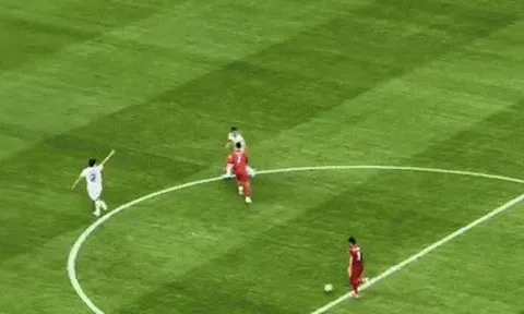 Khoảnh khắc Ronaldo chỉ cho Bruno chọc khe hút triệu view