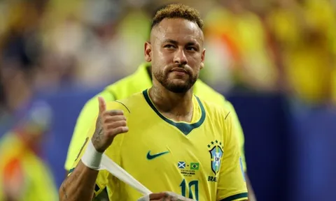 Neymar hôn bạn gái, bật khóc sau trận thắng của Brazil