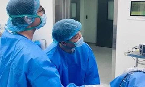 Gia đình xin hoãn mổ để kịp chuyến du lịch, bác sĩ dứt khoát cứu mạng cụ bà