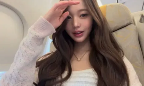 Jang Won Young gây chú ý với diện mạo tự nhiên trên máy bay sau ồn ào