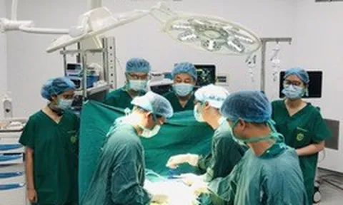 Ca mổ cấp cứu đầu tiên xuyên đêm tại Bệnh viện Bạch Mai cơ sở Ninh Bình cứu người bệnh có nguy cơ liệt 2 chân