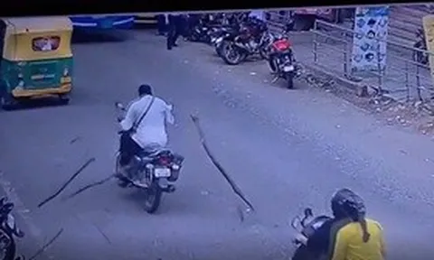 Bị cành cây rơi trúng đầu, người đi xe máy rơi vào trạng thái hôn mê