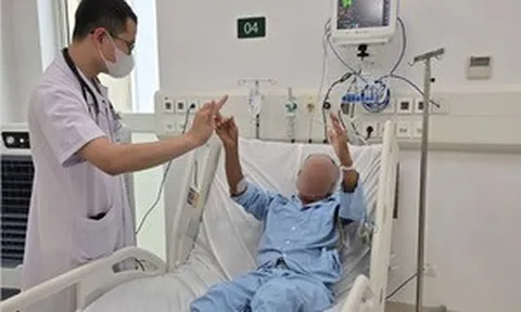 Vừa mở cửa, BV Bạch Mai cơ sở Ninh Bình cứu 2 ca đột quỵ thần tốc trong 25 phút