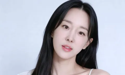 Lee Ji Hye trẻ trung khó tin, tự tin khoe eo thon khi đi xem nhạc kịch