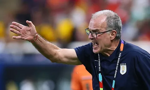 Bielsa tố cầu thủ Uruguay bỏ rơi mình