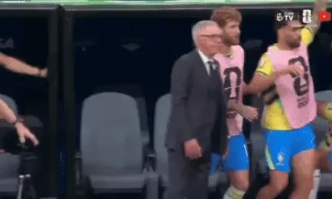 Ancelotti gây sốt với phản ứng lạnh như băng khi Brazil ngược dòng