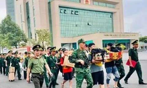 Bàn giao 19 đối tượng lập 'đại bản doanh' lừa đảo tại Lào Cai cho Công an Trung Quốc