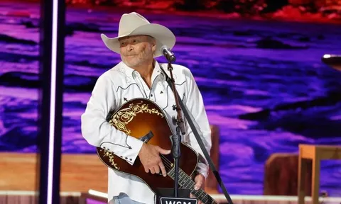 Huyền thoại nhạc đồng quê Alan Jackson hé lộ cuộc chiến bệnh tật suốt 15 năm