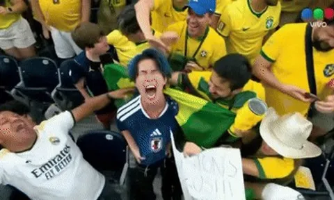 CĐV Nhật Bản đau đớn, bị fan Brazil vây quanh chế giễu