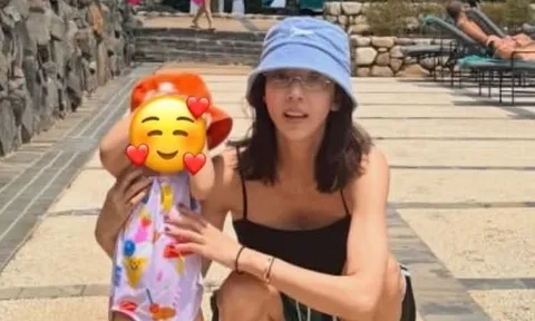 Son Dam Bi khoe kỳ nghỉ hè bên chồng và con gái, vóc dáng thon gọn sau sinh gây chú ý